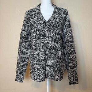 Nordstrom Women’s Cashmere Black and White V-Neck Sweater